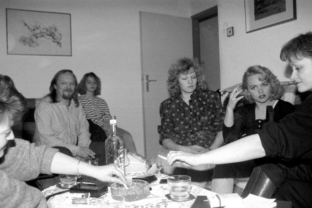 Zagreb: Tajči u društvu mame, tate i sestre nakon nastupa na Euroviziji, 1.3.1990.