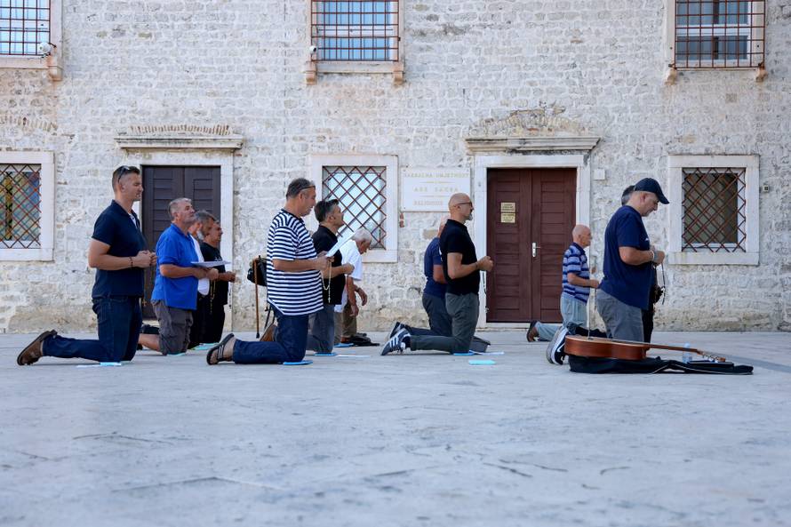 Zadar: Molitelji ispred crkve Sv. Marije