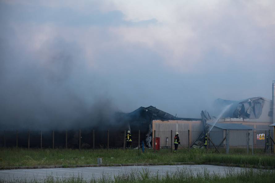 AndrijaÅ¡evci: Izgorjela Pikova farma svinja, stradalo 1000 svinja?