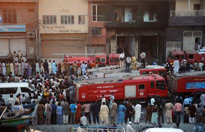 Pakistan: U požaru u tvornici sto poginulih, mnogi zarobljeni