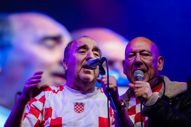 Zadar: Livaković i Erlić na bini u društvu Mladena Grdovića pjevali okupljenima