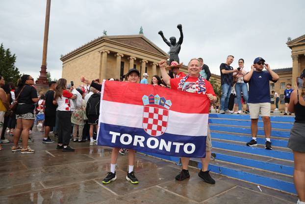 SP 2026 Philadelphia: Navijači Hrvatske fotografiraju se uz spomenik Rockyju