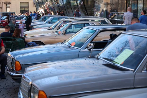 Zagreb: Na Europskom trgu održana je izložba oldtimera