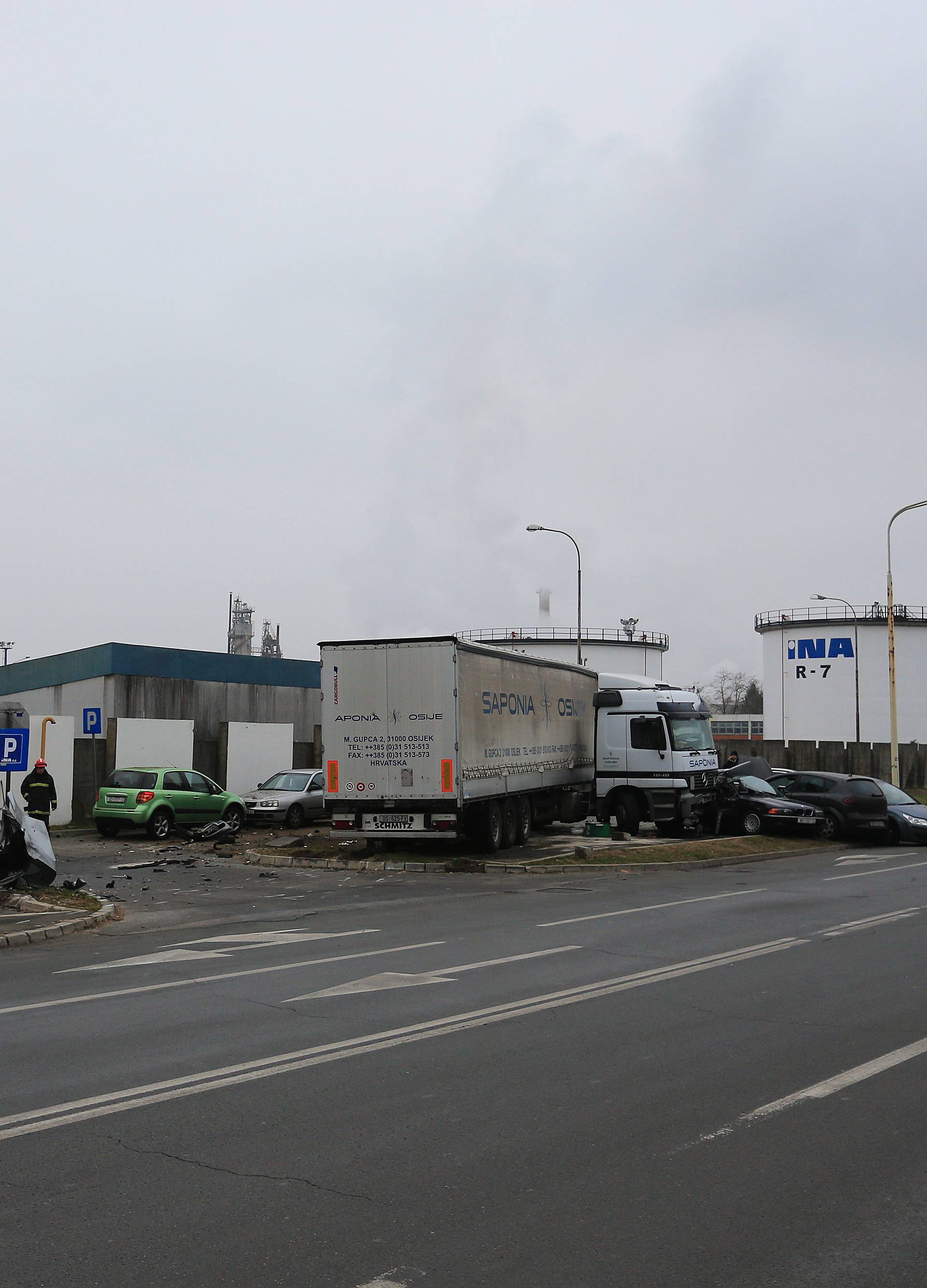 Šleper proklizao pa je zgužvao 4 automobila na parkiralištu