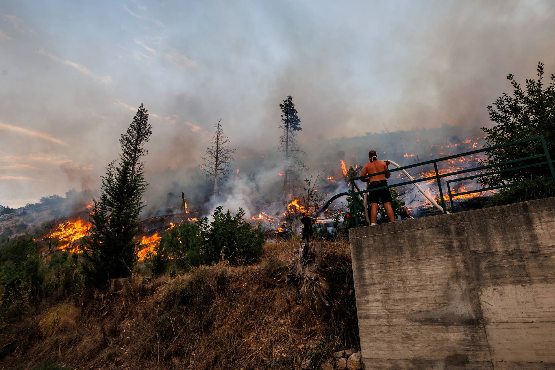 Žrnovnica: Vatra ušla u naselje