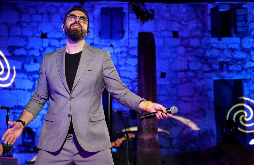 Zadvarje: Petar Grašo i Domenica nastupili na Zadvarskoj noći
