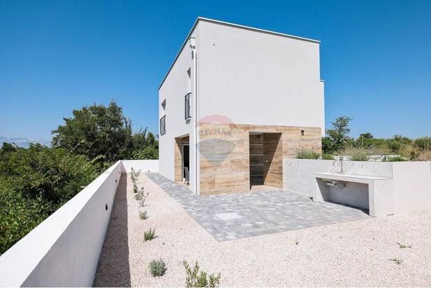 FOTO Pogledajte kuću koju su izgradili usred polja u Grbama: Stoji samo pola milijuna eura...