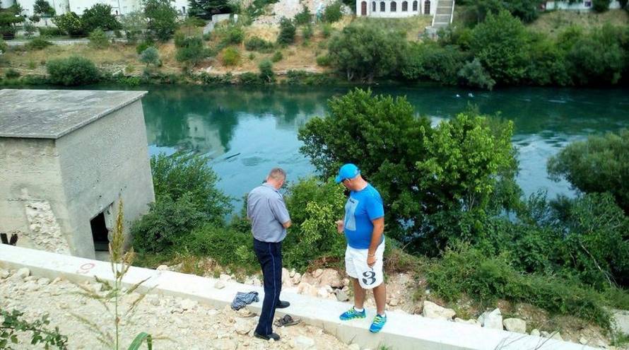 Nakon sudara se htio osvježiti u rijeci pa pao sa zida i poginuo