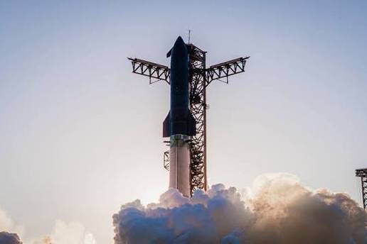 Gledajte u&zcaron;ivo: Spacex-ova 'najmo&cacute;nija raketa ikad' na prvom letu u orbiti oko Zemlje