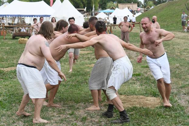 Koprivnica: Prikaz srednjovjekovnog ragbija na Renesansnom festivalu
