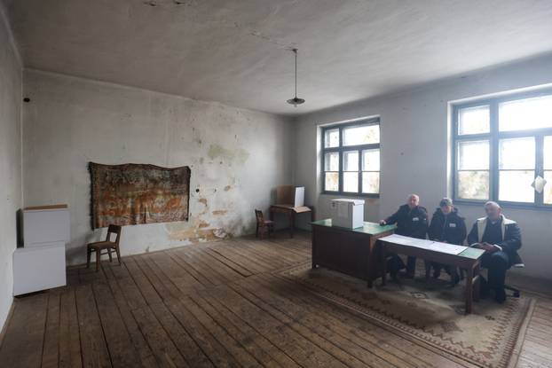 Škola u Željeznom Žumberačkom odavno se ne koristi, ali danas je otvorena zbog izbora