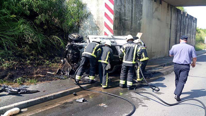 'Bio je sav u plamenu': Zapalio se auto na cesti kraj Osijeka...