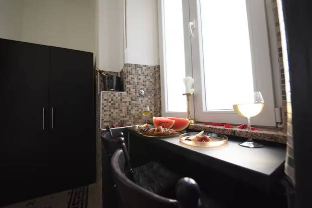 FOTO Stan u Zadru uređen je kao set iz filmova za odrasle: Evo koliko stoji noćenje