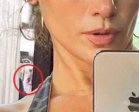 J.Lo objavila selfie: 'Jezivo! Tko ti se to šulja iza leđa?'