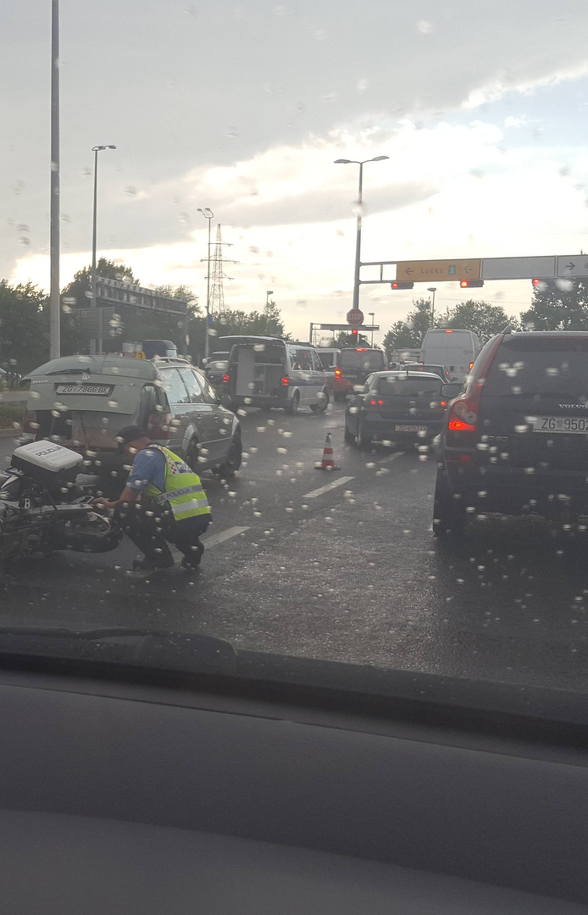 Policajac ozlijeđen u nesreći, pao sa službenog motocikla
