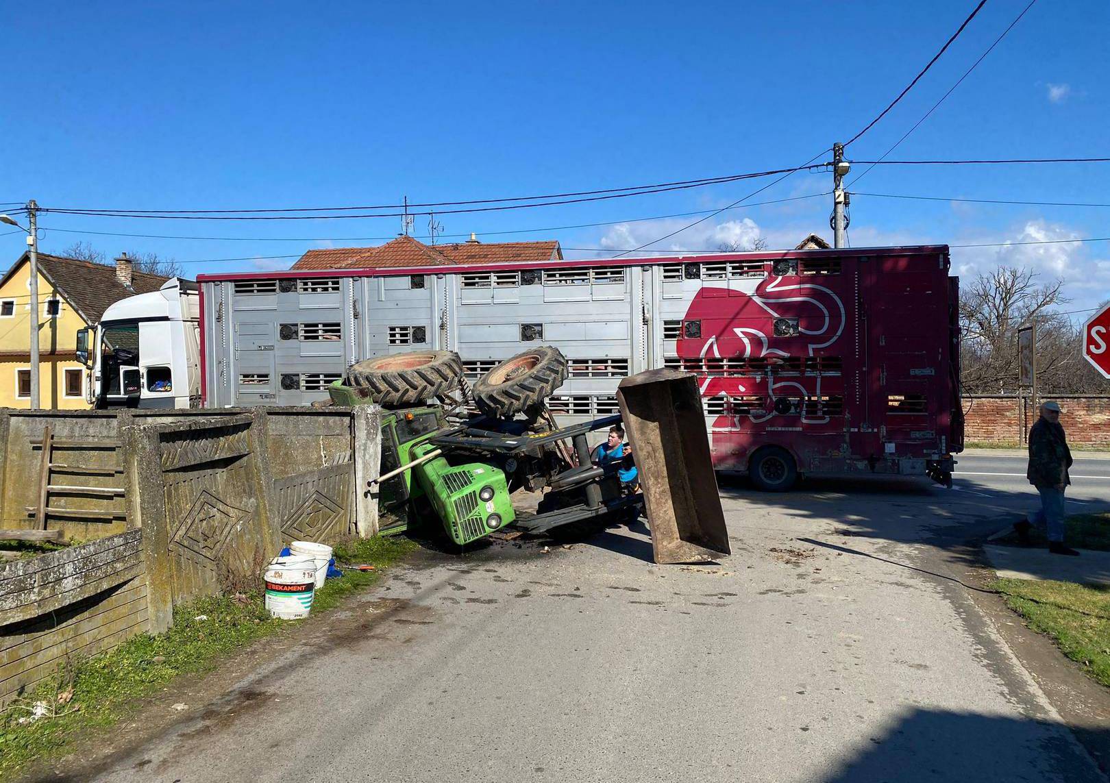 Prestizao traktor pa ga udario i zakucao u betonsku ogradu