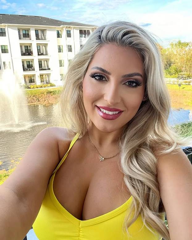 FOTO Uz nju ne trebate darove: Bujna ljepotica zna uklopiti atribute u blagdansku estetiku