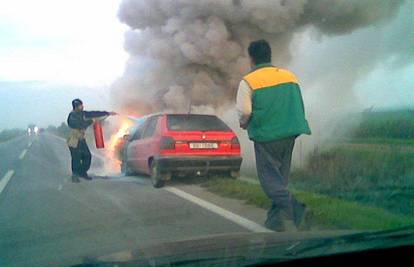 U vožnji se zapalila Škoda i potpuno izgorjela