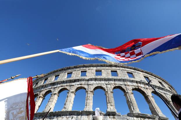 Pula: Mimohod Bokeljske mornarice u Puli