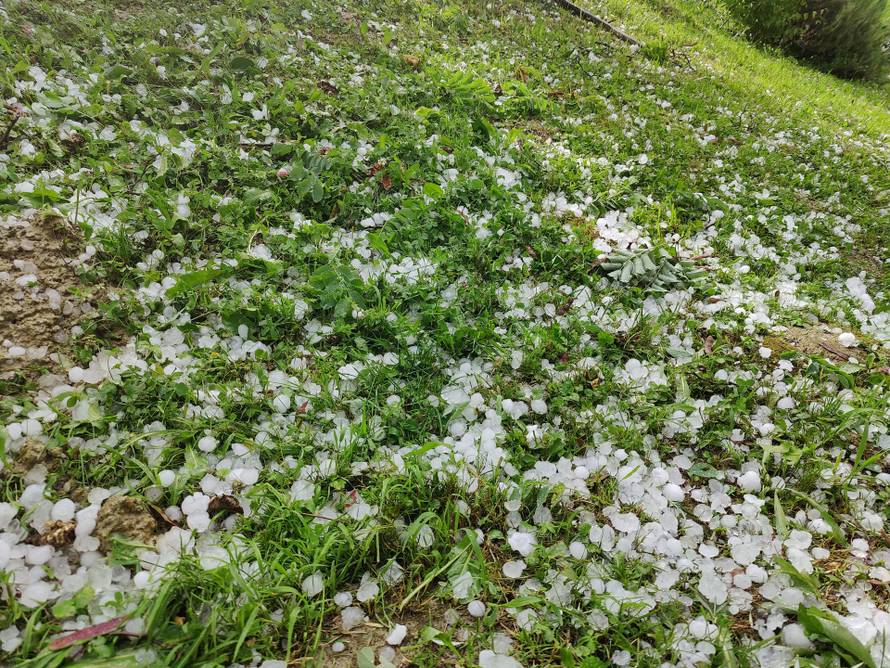 VIDEO Nevrijeme poharalo Zagorje: Tuča razbijala krovove i aute, padao led veličine oraha