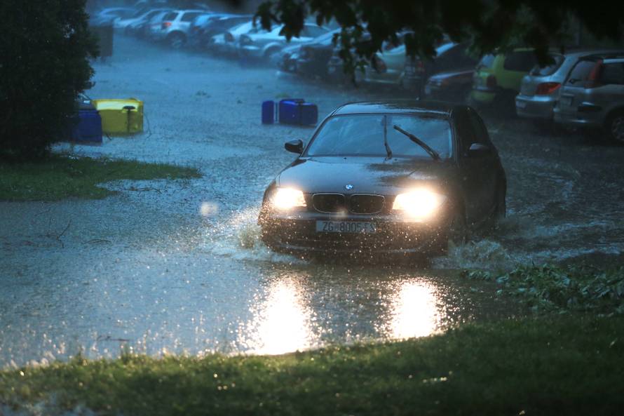 Nevrijeme rušilo stabla, nosilo krovove, kiša poplavila ulice
