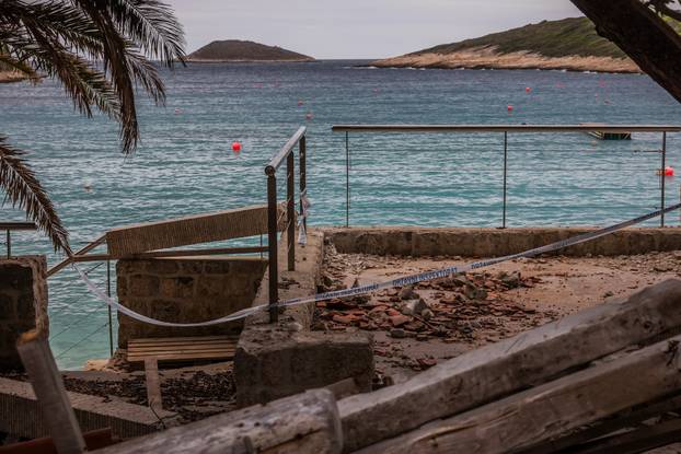 24sata: Palmižana: Reportaža o rušenju objekata Eduarda Tota Meneghella