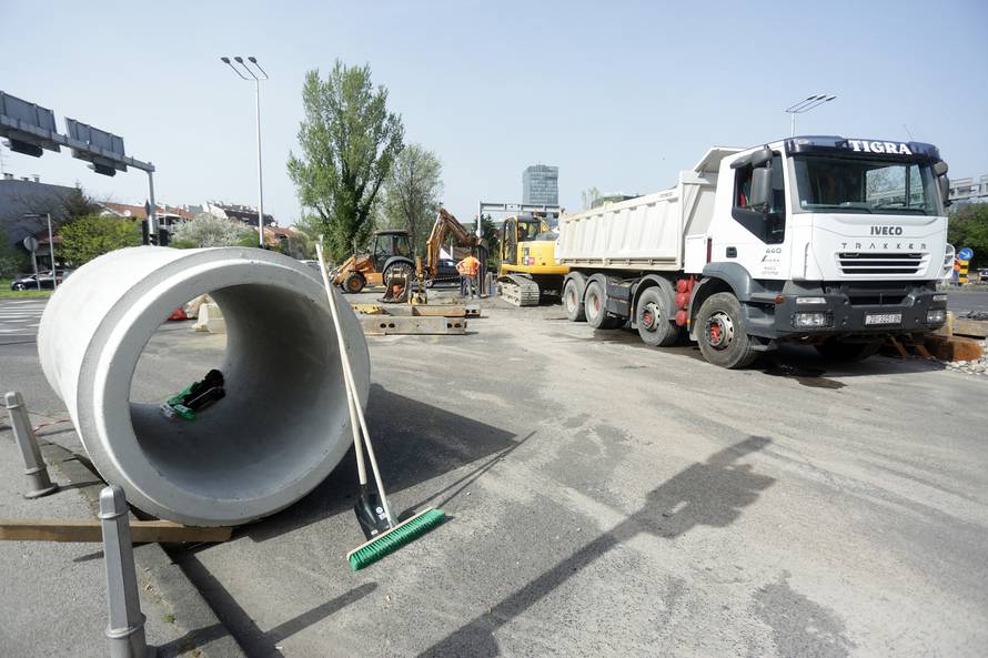'Ne mislim da rupu otkopavaju jer su zaboravili cijevi, ali...'