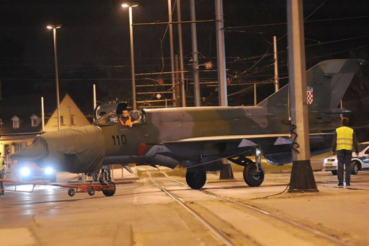 Stigao im MIG umjesto noćnog tramvaja: Avion vukao traktor