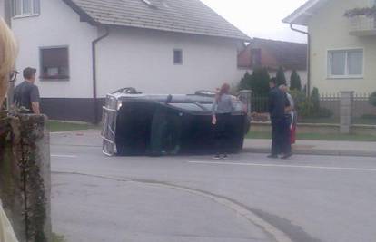 Sudarila se s autom pa završila terencom na boku