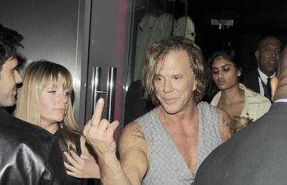 Mickey Rourke fotografima dao da slikaju srednji prst