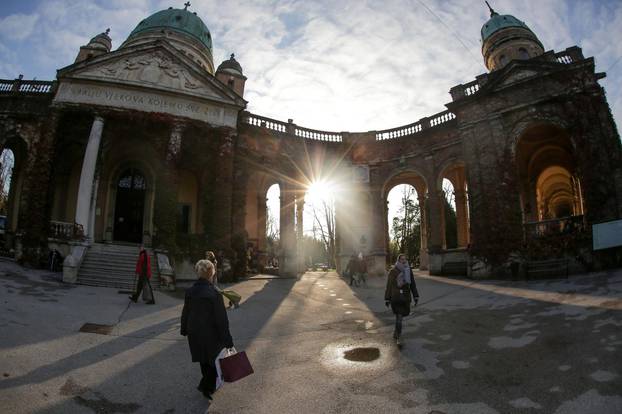 Građani obilaze zagrebačko groblje Mirogoj povodom blagdana Svih svetih