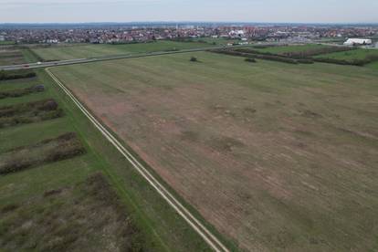 Pogled iz zraka na zemljište gdje se planira gradnja nogometnog kampa HNS-a