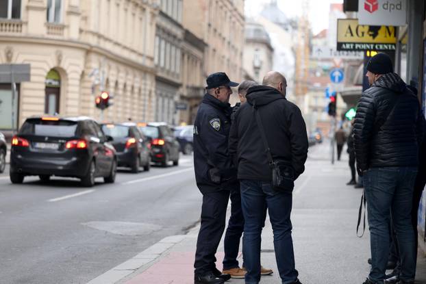 Zagreb: Okupljanje članova A-HSP-a pod vodstvom Dražena Keleminca ispred središnjice HDZ-a