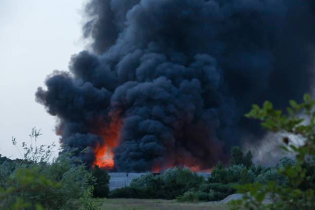 Veliki požar u Zaprešiću, crni dim nadvio se nad gradom 