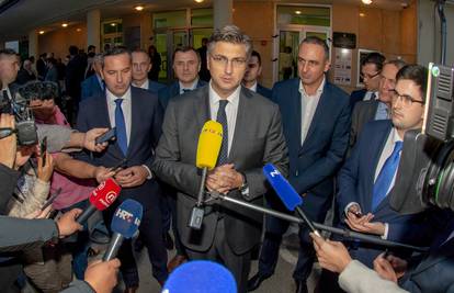 Plenković u Liku stigao bez Vase: 'Razlog za to nije afera'