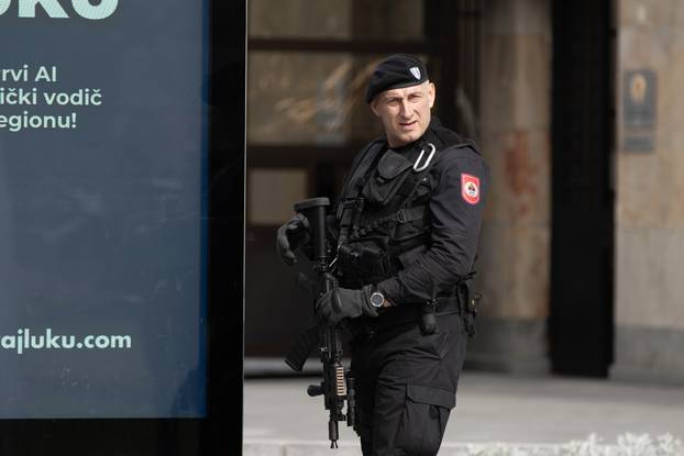 Ispred Palače Republike Srpske u Banjoj Luci policajci s dugim cijevima