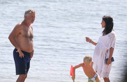 Tata od formata: Baldwin i žena uživali na plaži, on se zapustio