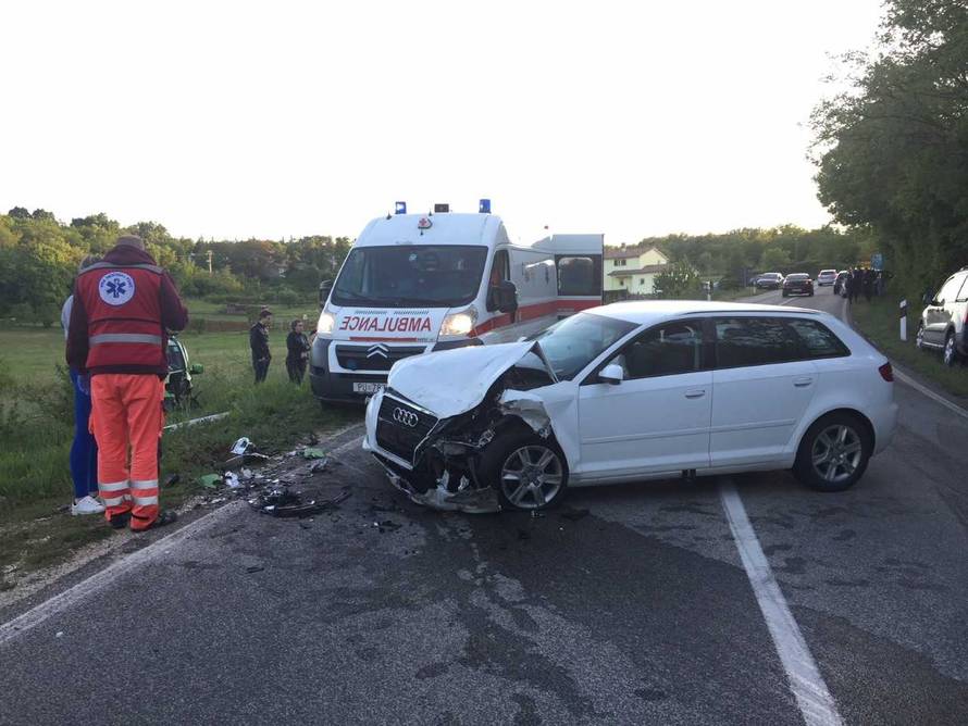 Nesreća kraj Motovuna: Vozač je ispao iz auta nakon sudara
