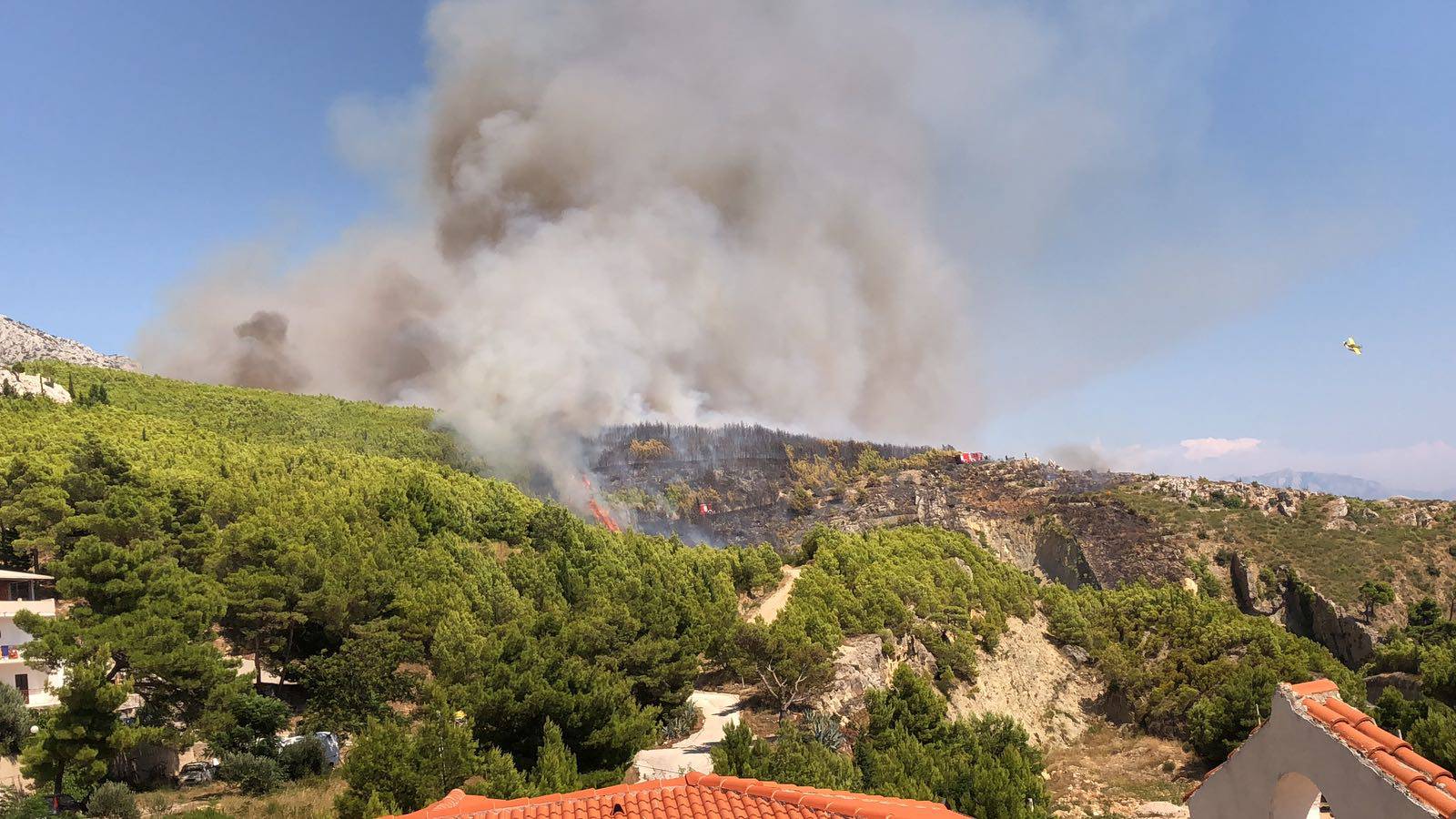 Vatra se širi: Dvije kuće skoro izgorjele, turisti spašavali aute