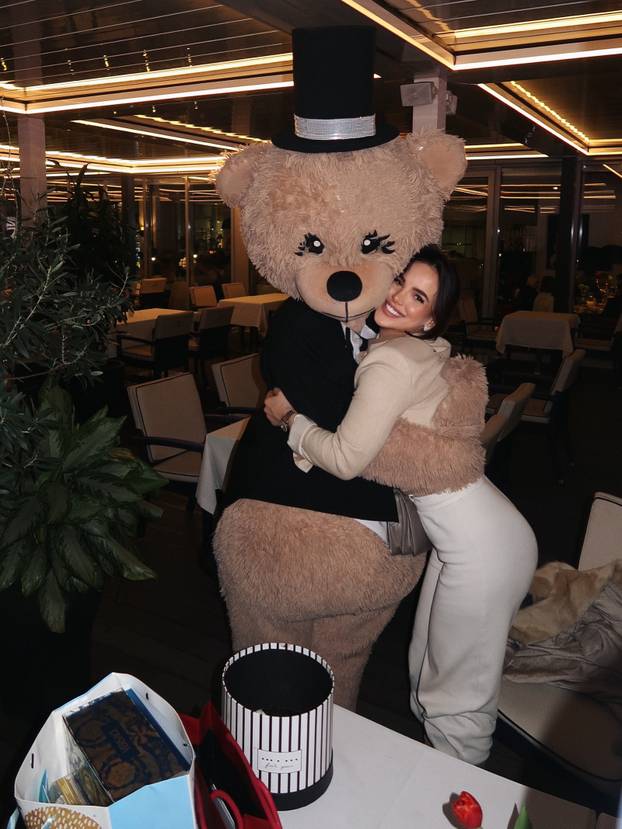 FOTO 'Mostarska Kardashianka' u haljini koja spaja Hrvatsku i BiH: 'Dvije nacije, jedna ljubav'
