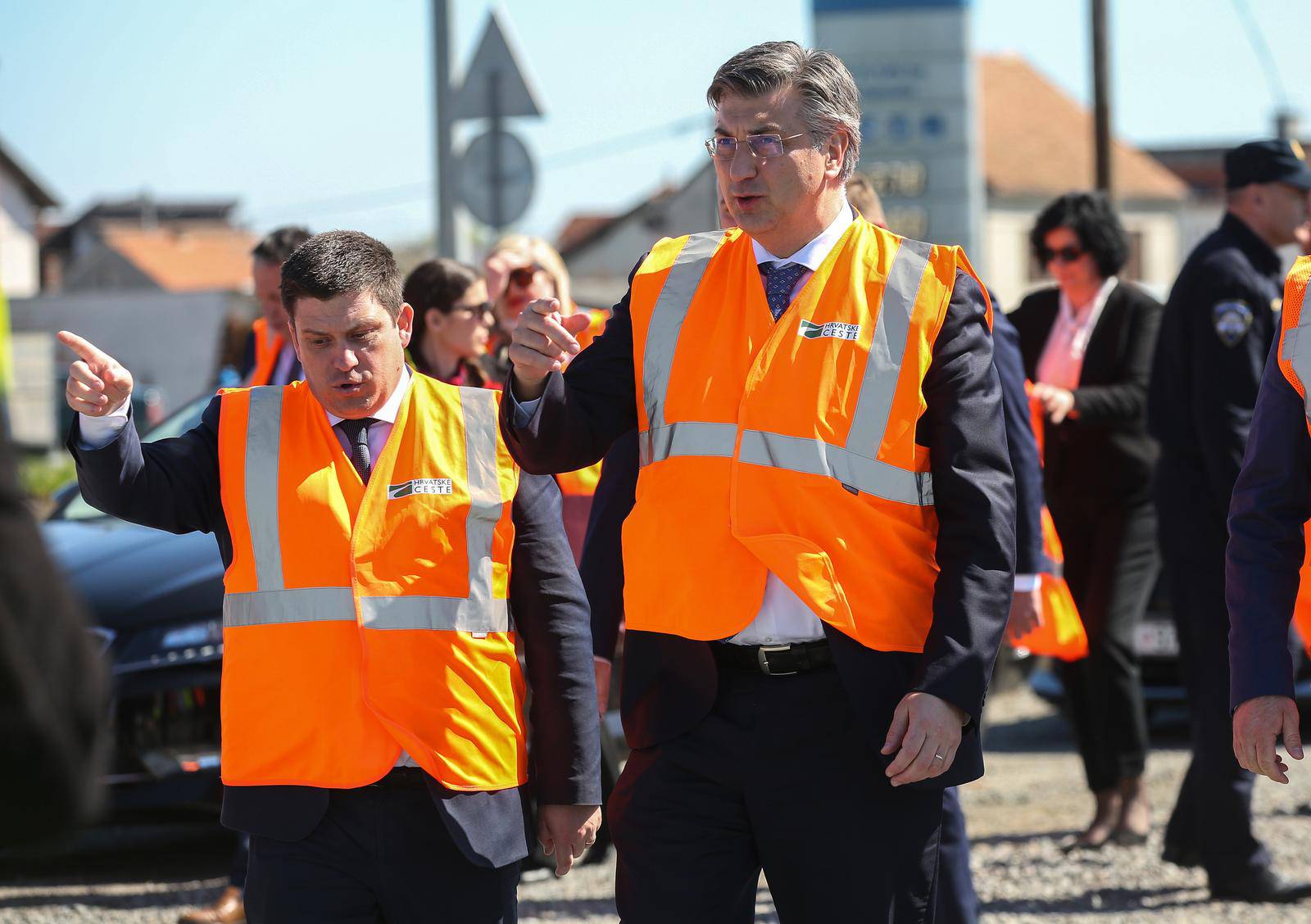 Sisak: Premijer Plenković obišao je gradilište novog mosta preko rijeke Odre