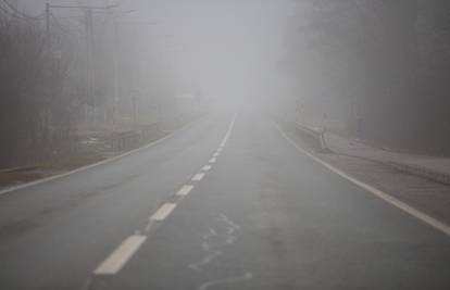 HAK upozorava: Kolnici su mokri, a magla otežava promet