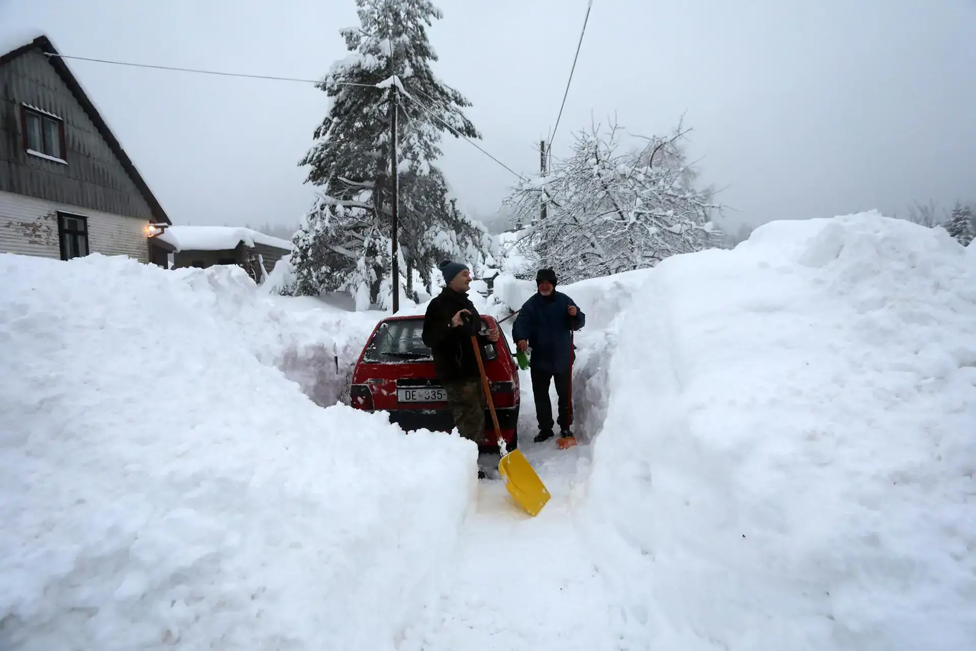 Prije godinu dana bio je kolaps: Snijeg padao na Braču, sudario se vlak kod Delnica, žičara stala