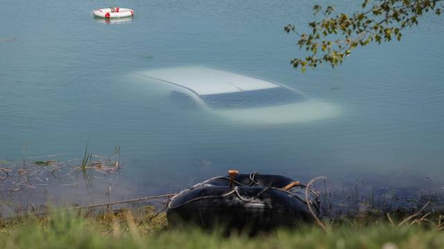 Ronioci su izvukli automobil koji je plivao u jezeru u Zagrebu...
