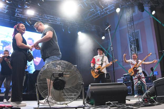 Bjelovar: Neočekivana prosidba na koncertu Plavog orkestra