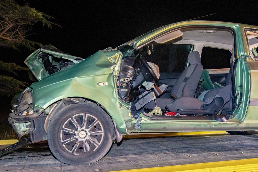 Pula: Auto sletio s ceste i udario u stablo, jedna osoba preminula