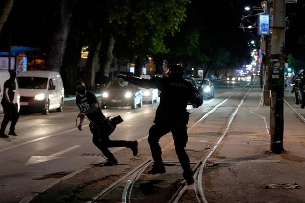Neredi u Beogradu, sukobili se prosvjednici i policija