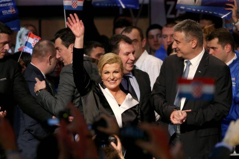 Praznovjerna Kolinda? Isti je kompletić odjenula i 2015.