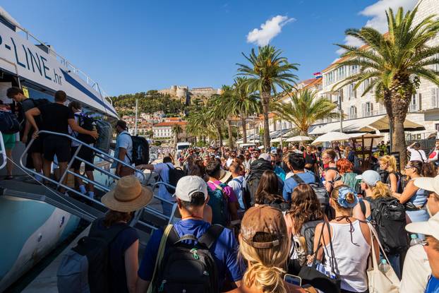 Gužva u gradu Hvaru na ukrcaj i iskrcaj sa katamarana