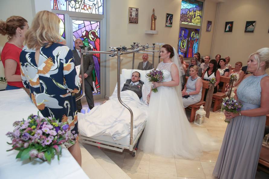 Slomio kuk pa ga na svadbu donijeli u bolničkom krevetu